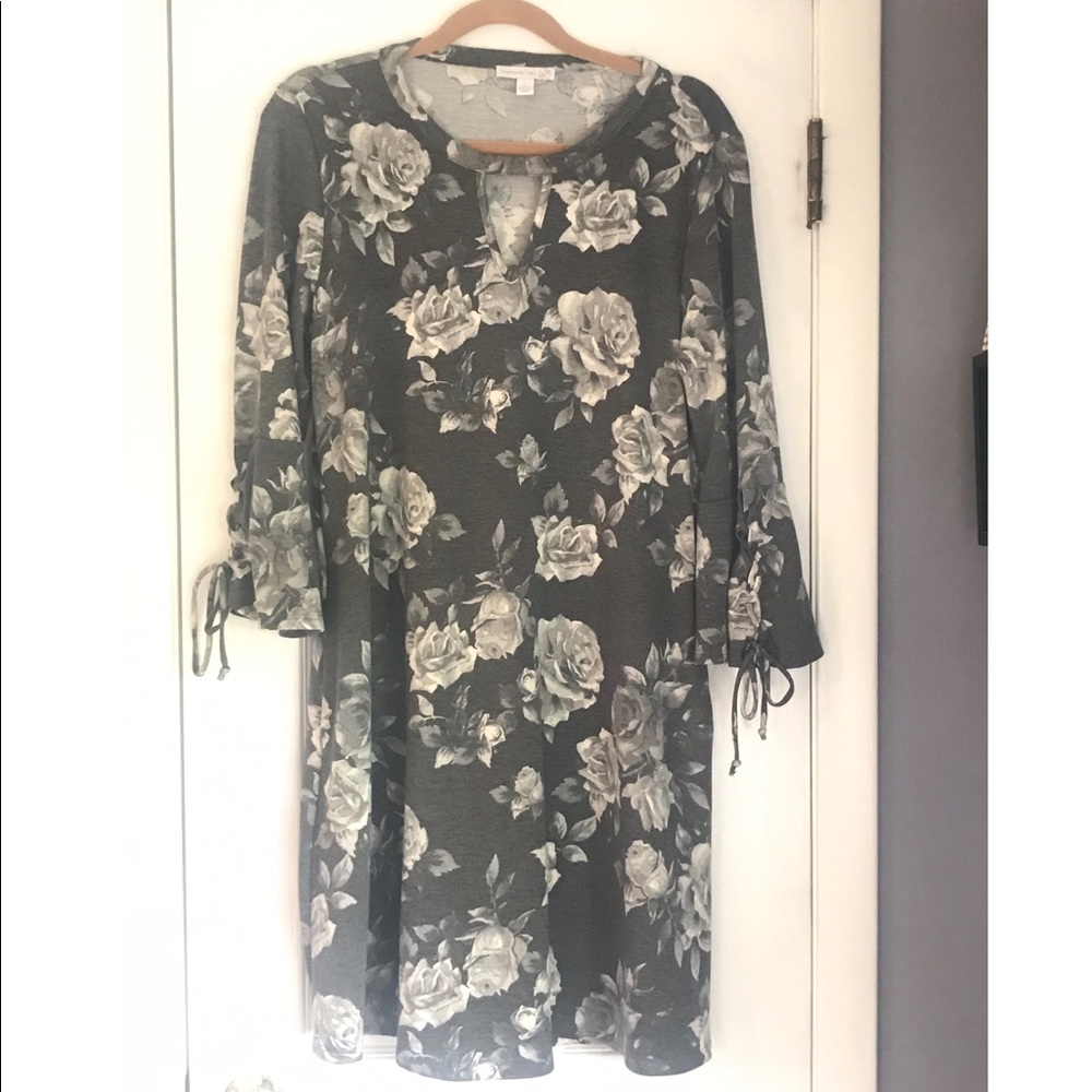 Gray tones rose dress, lace up on sleeves